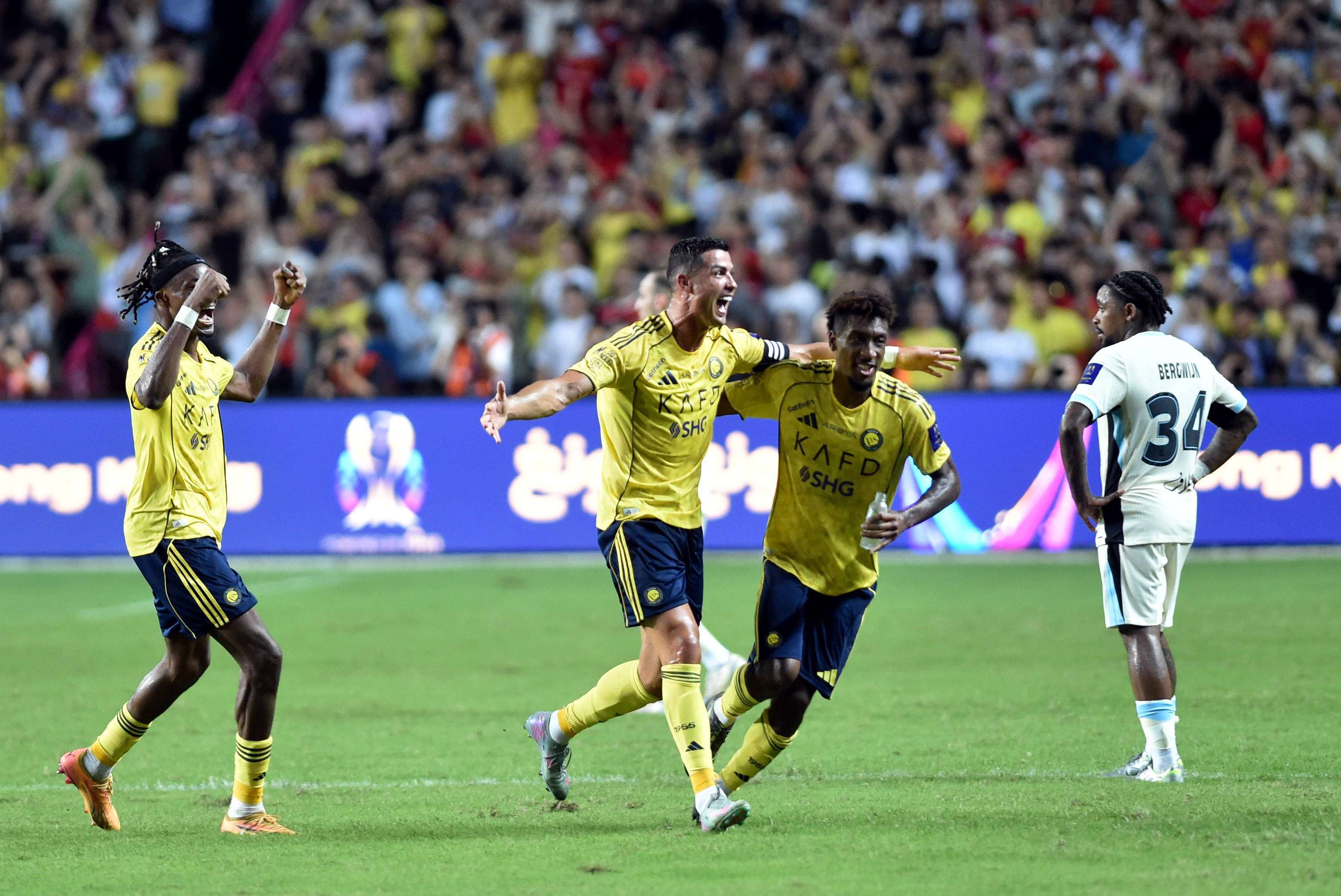 C罗连续十场比赛得分超过比赛局势复杂，独行侠不断突破！赛场气氛高涨