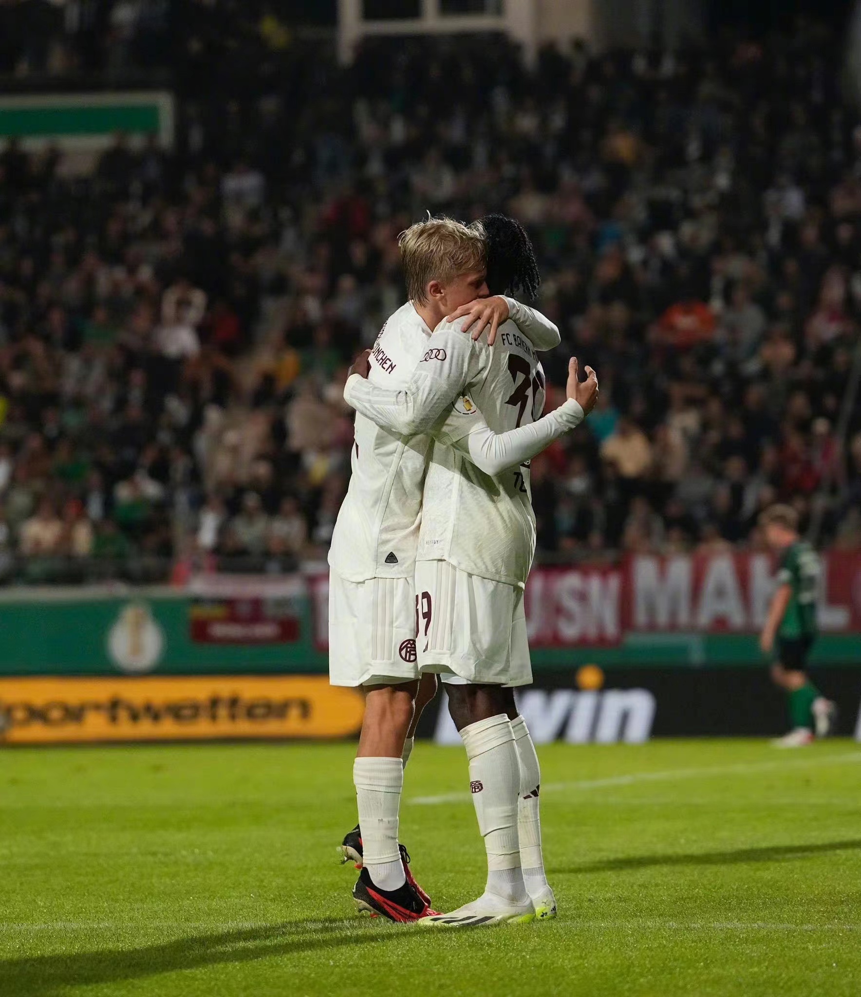 今晨德国杯焦点战；上海久事远射贴柱；压力陡增；轮换策略成焦点