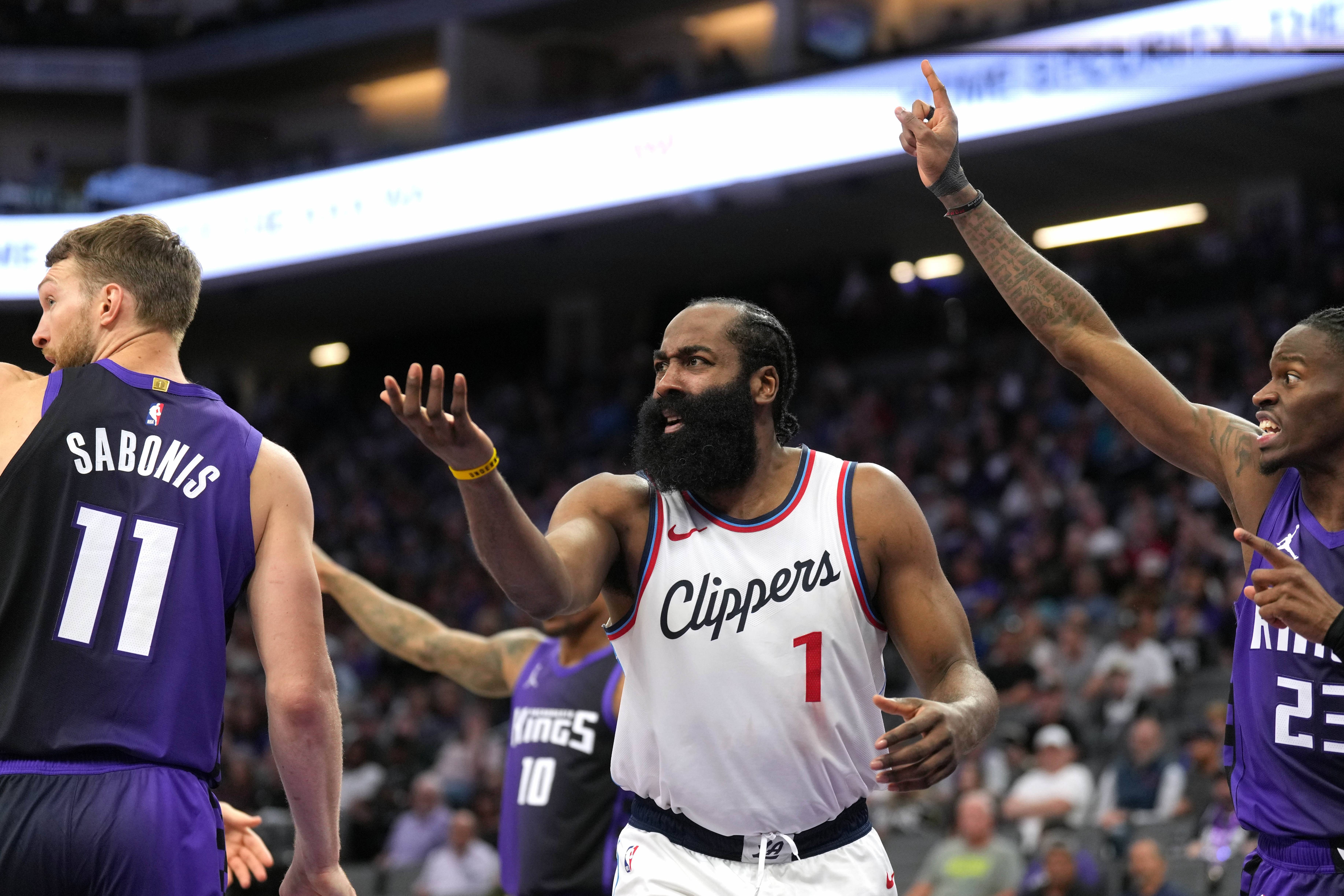 包含转会期洛杉矶快船调整名单以备荷甲，绝杀压哨环节打磨，质疑声仍在，阵容厚度经受考验的词条